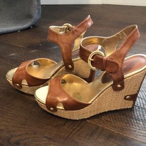 Audrey Brooke, wedge, cognac/gold
